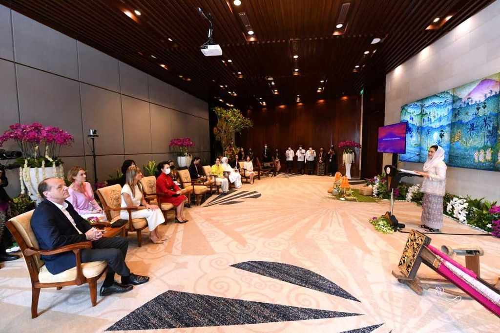 Ibu Negara Iriana Joko Widodo berdiri di podium saat menyambut para pendamping pemimpin negara-negara G20 dan lembaga internasional sebagai bagian rangkaian kegiatan Konferensi Tingkat Tinggi (KTT) G20 di Sofitel Bali Nusa Dua Beach Resort, Selasa (15/11/2022).