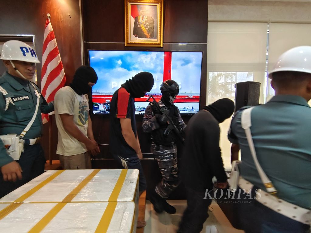Four perpetrators who were about to smuggle clear lobster seeds (BBL) were present at a press conference at the Palembang Naval Base, South Sumatra, on Monday (6/5/2024).
