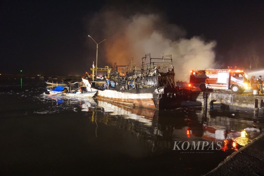 Empat kapal terbakar di Pelabuhan Perikanan Samudera Cilacap, Jawa Tengah, Kamis (25/4/2024) malam. Tidak ada korban jiwa dalam kebakaran ini.