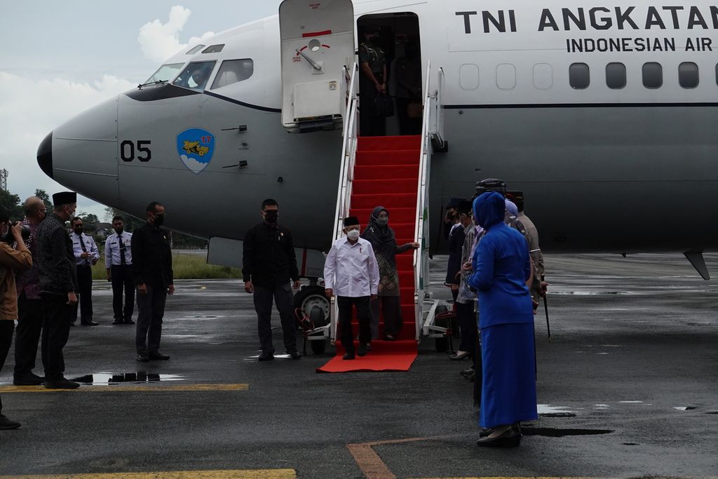 Menggunakan pesawat kepresidenan Boeing 737-4 TNI AU, Wakil Presiden Ma Amin didampingi Ibu Wury  tiba di Bandara Syamsudin Noor, Banjarmasin dari Bandara Internasional Halim Perdanakusuma, Jakarta, Rabu (10/8/2022). 