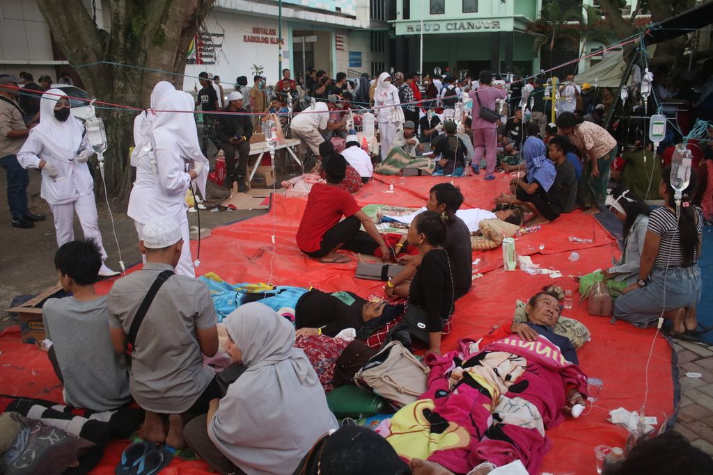 Sejumlah pasien terdampak gempa dirawat di halaman Rumah Sakit Umum Daerah Sayang, Cianjur, Jawa Barat, Senin (21/11/2022). Gempa dengan Magnitudo 5,6 meluluhlantakkan sebagian Cianjur dan menelan puluhan korban jiwa.