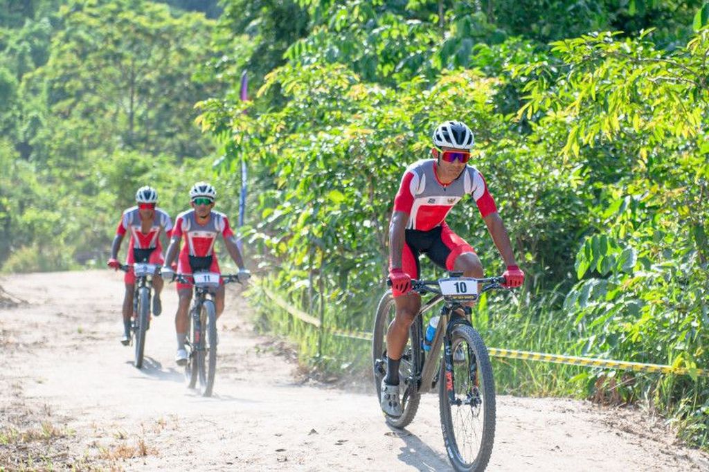 Pebalap sepeda pada disiplin Mountain Bike, yaitu Feri Yudoyono (tengah) diapit Zaenal Fanani (kanan) dan Ihza Muhammad, usai perlombaan nomor XCO Putra SEA Games 2023 di Kulen Mountains, Siem Reap, Kamboja, Sabtu. (6/5/2023)