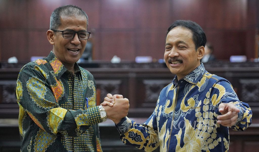 Hakim konstiusi yang terpilih menjadi Ketua Mahkamah Konstitusi Suhartoyo (kanan) bersalaman dengan Wakil Ketua Mahkamah Konstitusi Saldi Isra (kiri) seusai pemilihan dan pengumuman Ketua Mahkamah Konstitusi (MK) baru di Gedung Mahkamah Konstitusi, Jakarta, Kamis (9/11/2023). Suhartoyo terpilih menjadi Ketua Mahkamah Konstitusi setelah disepakati bersama oleh 9 hakim konstitusi di MK. 