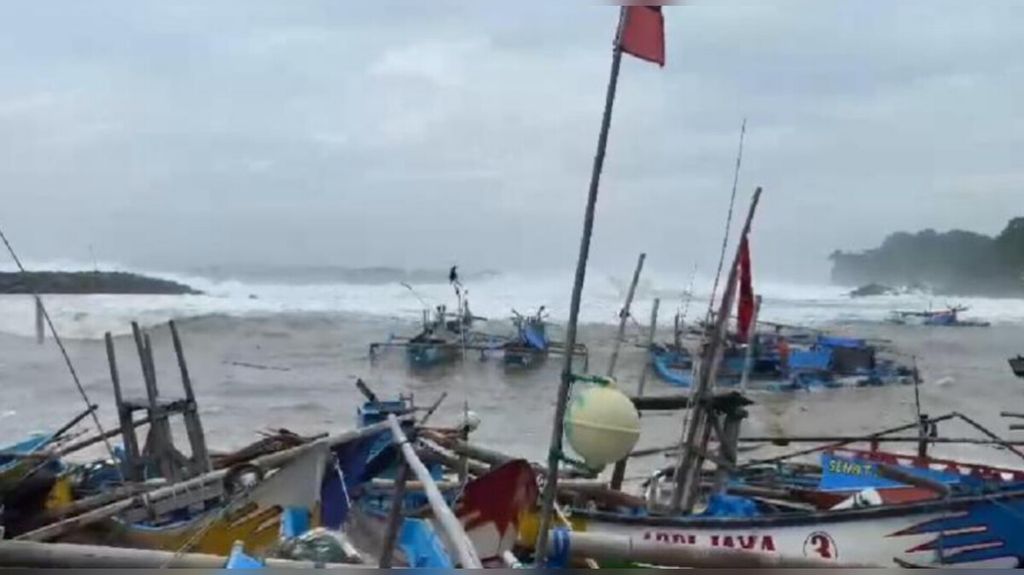 Gelombang pasang menerjang kawasan wisata Pantai Ranca Buaya, Kabupaten Garut, Jawa Barat, Selasa (12/3/2024). 