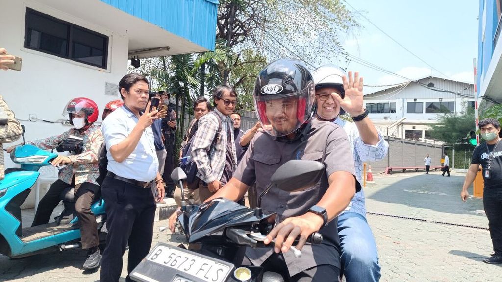 Bakal calon presiden dari Koalisi Perubahan Anies Baswedan menaiki sepeda motor untuk mengurus dokumen surat keterangan catatan kepolisian (SKCK) di Loket Pelayanan Masyarakat Badan Intelkam Polri di Gedung Tripatra, Cilandak, Jakarta Selatan, Senin (25/9/2023). 