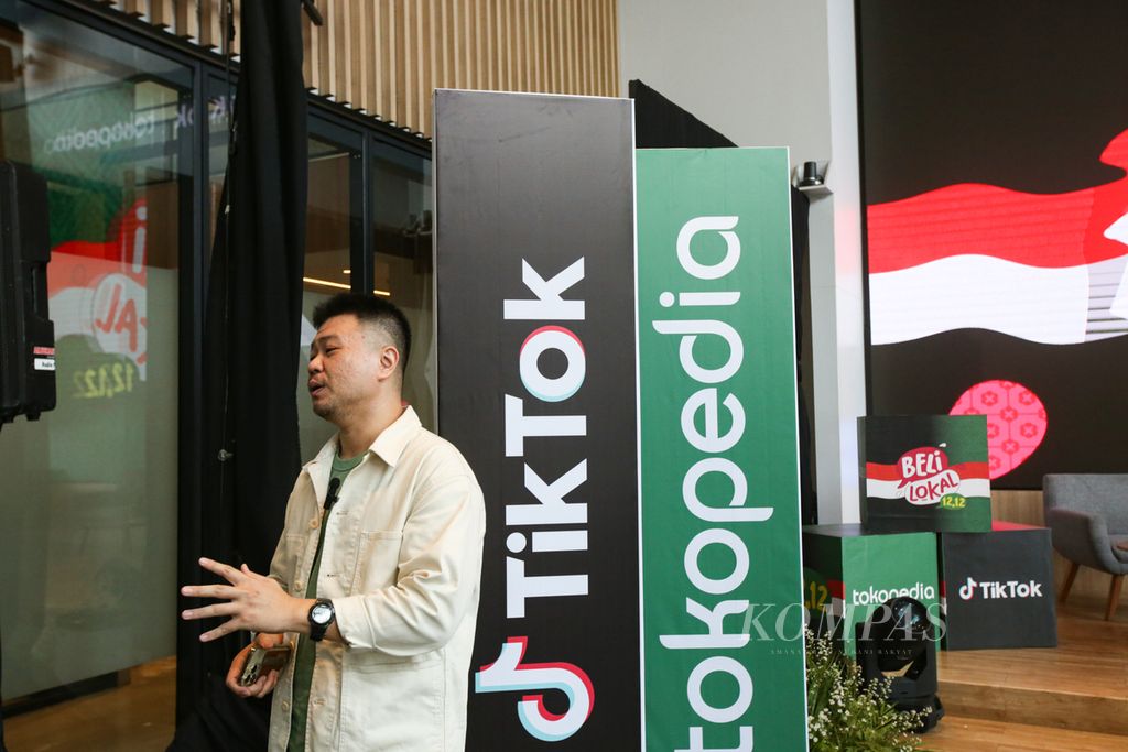 Tulisan Tokopedia bersanding dengan Tiktok di kantor Tokopedia saat peluncuran kampanye Beli Lokal pada Hari Belanja Nasional atau Harbolnas 12.12, 2023 di Jakarta, Selasa (12/12/2023). Tokopedia berkolaborasi dengan Tiktok Indonesia pada Harbolnas 12.12 melalui kampanye Beli Lokal. 