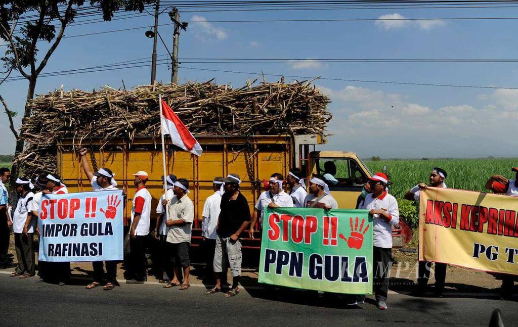 Petani tebu menggelar aksi unjuk rasa terkait kebijakan pengenaan pajak pertambahan nilai di Trangkil, Kebupaten Pati, Jawa Tengah, Kamis (24/8/2017). Mereka juga menolak pendirian pabrik gula rafinasi dan kebijakan mengimpor gula rafinasi.