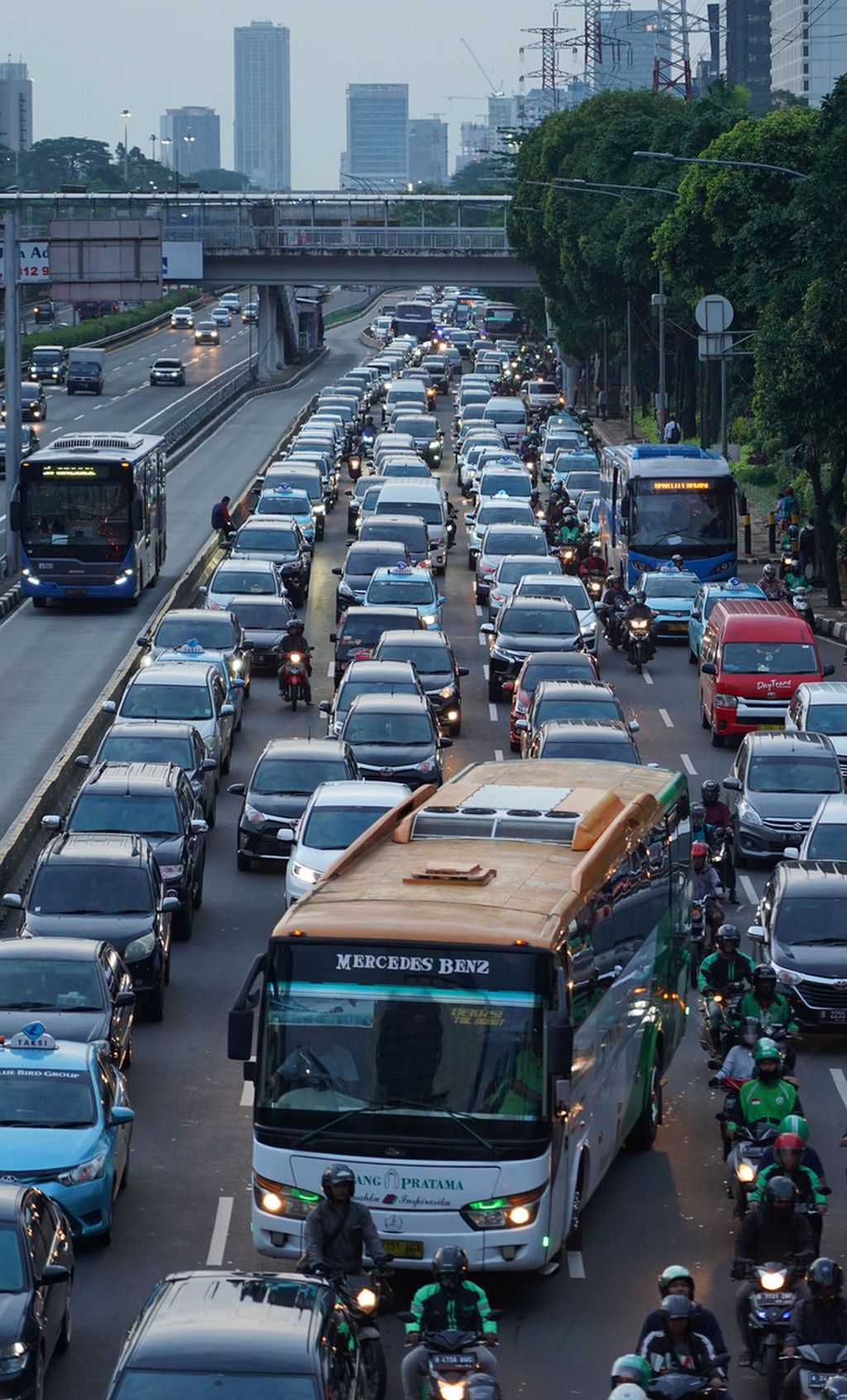 Suasana kepadatan kendaraan ruas nontol Jalan Gatot Subroto, Kuningan, Jakarta, saat jam pulang kerja, Selasa (25/2/2020). Meski sejumlah titik wilayah di Jakarta terdampak banjir, kondisi lalu lintas di ruas jalan protokol, seperti Jalan Gatot Subroto, tergolong lancar. Meski demikian, Pemerintah Provinsi DKI Jakarta tidak memberlakukan aturan ganjil genap bagi kendaraan mobil pribadi. Faktor warga yang meliburkan diri tidak bekerja karena terdampak banjir juga mengurangi kepadatan lalu lintas di Jakarta. 