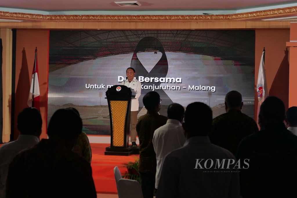 Menteri Pemuda dan Olahraga Zainudin Amali mengajak hadirin mengheningkan cipta untuk korban Tragedi Kanjuruhan di sela-sela Peluncuran Bulan Pemuda dalam Menyongsong Peringatan Sumpah Pemuda Ke-94 di Kantor Kementerian Pemuda dan Olahraga, Jakarta, Senin (10/10/2022). 
