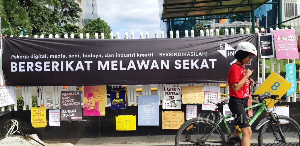 Banners and various posters from Sindikasi were displayed as one of the voices of millennial aspirations during the International Labor Day 2019 commemoration.