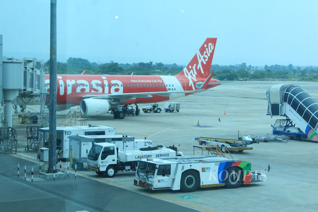 Pesawat AirAsia bersiap berangkat dari Bandara Internasional Jawa Barat (BIJB) Kertajati, Kabupaten Majalengka, menuju Malaysia, Minggu (6/8/2023). Pesawat itu menerbangkan penumpang ke Kuala Lumpur setiap hari Rabu dan Minggu.