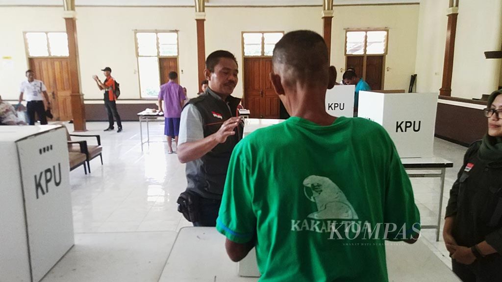 Pasien RSJ Dr Radjiman Wediodiningrat, Lawang, Kabupaten Malang, Jawa Timur, memberikan suara di tempat pemungutan suara keliling di RSJ setempat, Rabu (17/4/2019). Ada 31 pasien yang mendapatkan formulir A5 di RSJ ini.