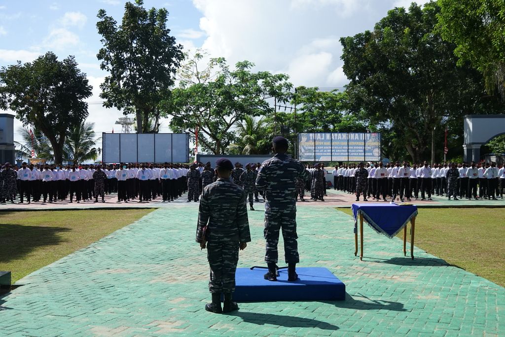 Danlanal Kendari Kolonel Laut (P) Andike Sry Mutia memimpin penandatanganan pakta integritas dalam seleksi penerimaan calon prajurit, di Kendari, Sulawesi Tenggara, Rabu (23/9/2020). Seleksi diikuti 943 calon siswa Bintara dan Tamtama TNI Angkatan Laut.
