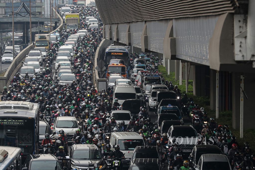 Pengendara terjebak kemacetan di Jalan Gatot Subroto, Jakarta, pada jam berangkat kerja, Senin (3/6/2024). Menggunakan transportasi publik menjadi salah satu upaya untuk mengurangi kemacetan di Jakarta. Badan Pusat Statistik (BPS) DKI Jakarta dalam datanya mencatat sepanjang April 2024 jumlah penumpang Transjakarta mencapai 26.901.324 orang.  