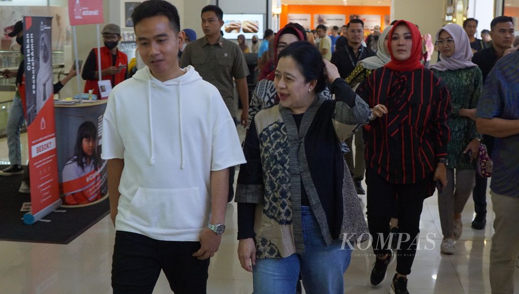 Ketua DPR RI Puan Maharani berjalan-jalan bersama Wali Kota Surakarta Gibran Rakabuming Raka, di Solo Paragon Mall, Kota Surakarta, Jawa Tengah (27/5/2023). 