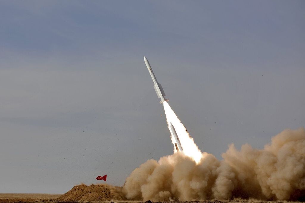 In a photo released by the Iranian Army on Tuesday (12/10/2021), a missile was shown being fired during military exercises at a undisclosed location.