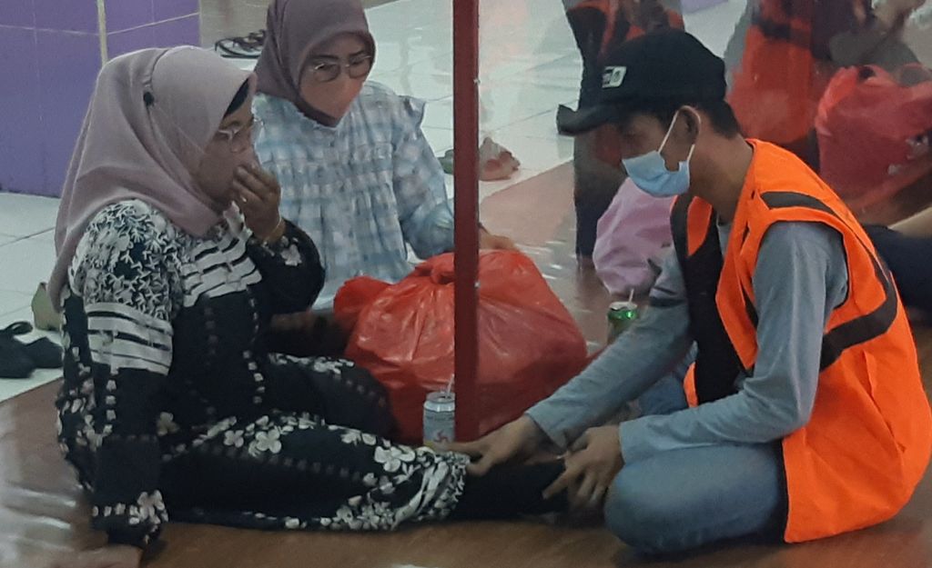 Seorang tahanan Rutan Kelas I Jakarta Pusat, Salemba, memijat kaki ibunya yang pertama kali ia temui langsung setelah tidak pernah berinteraksi langsung lewat kunjungan rutin akibat pandemi, Selasa (12/7/2022).