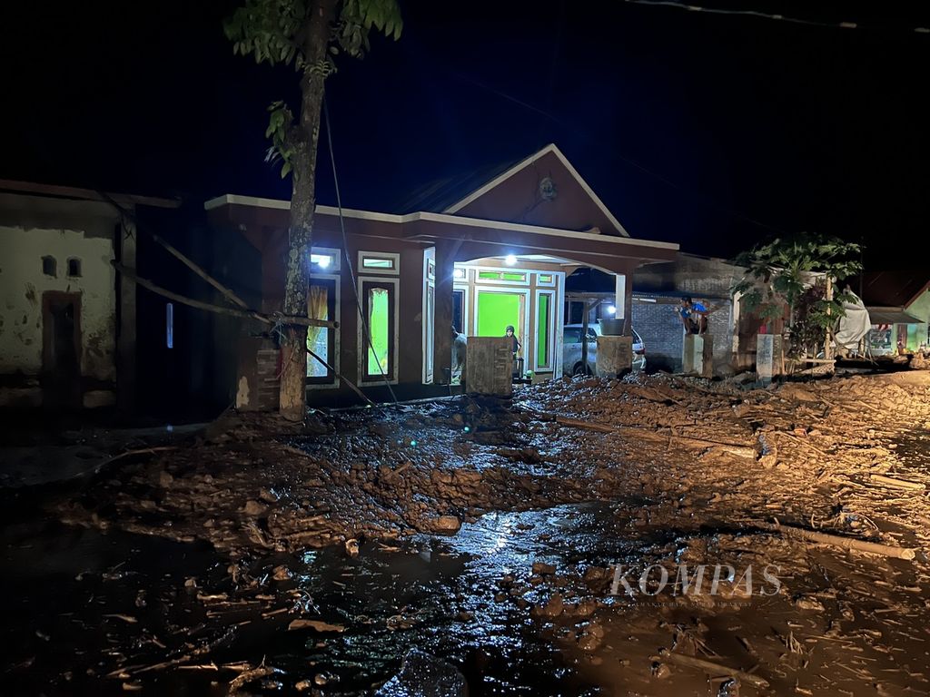 Sebuah rumah di Kecamatan Parangloe, Gowa, Sulawesi Selatan, terendam lumpur, Kamis (17/11/2022) malam. Longsor yang terjadi pada Rabu malam menimbun beberapa rumah. Hujan deras yang turun membuat material longsor menjadi bubur tanah.