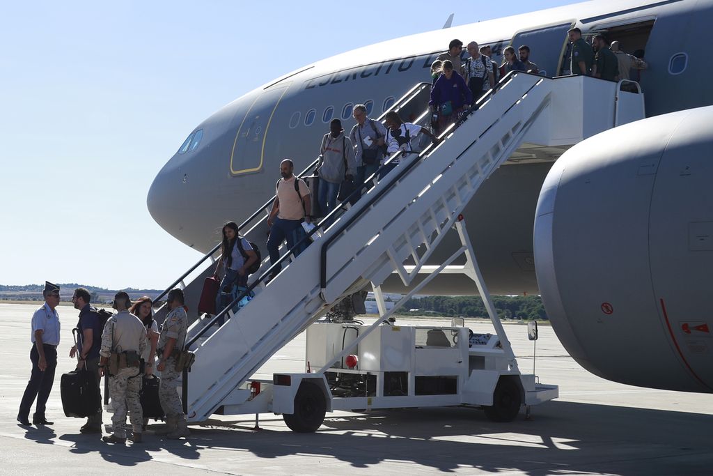 Foto yang disediakan Kementerian Pertahanan Spanyol memperlihatkan kedatangan warga di Pangkalan Udara Militer Torreon, Madrid, Spanyol, 4 Agustus 2023, setelah dievakuasi dari Niamey, Niger. 