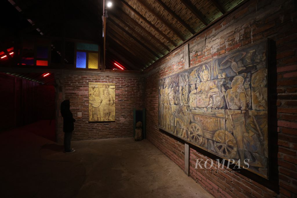 Sejumlah lukisan karya Sony Santosa dipamerkan dalam ajang pameran seni Visaraloka di Eloprogo Art House, Kecamatan Borobudur, Kabupaten Magelang, Jawa Tengah, Jumat (9/9/2022). Karya itu menampilkan pembacaan ulang atas relief Candi Borobudur. 