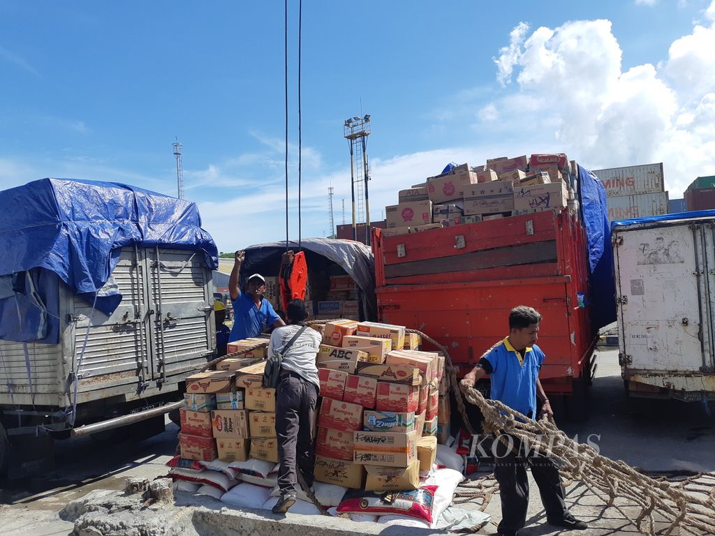 Buruh sedang menyiapkan bahan pokok diangkut ke dalam kapal perintis KM Sabuk Nusantara 67 di Pelabuhan Tanau, Kota Kupang, Nusa Tenggara Timur, pada Jumat (16/12/2022). Kapasitas maksimum kapal mengangkut 200 metrik ton barang.