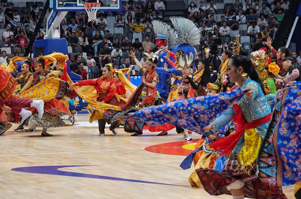 Aksi penari saat prosesi seremoni pembukaan Piala Dunia FIBA 2023 di Stadion Indonesia Arena, Kompleks Gelora Bung Karno (GBK), Jakarta, Jumat (25/8/2023). Perhelatan Piala Dunia FIBA 2023 resmi dibuka dan Indonesia menjadi salah satu tuan rumah penyelenggaraan ini selain Jepang dan Filipina. 