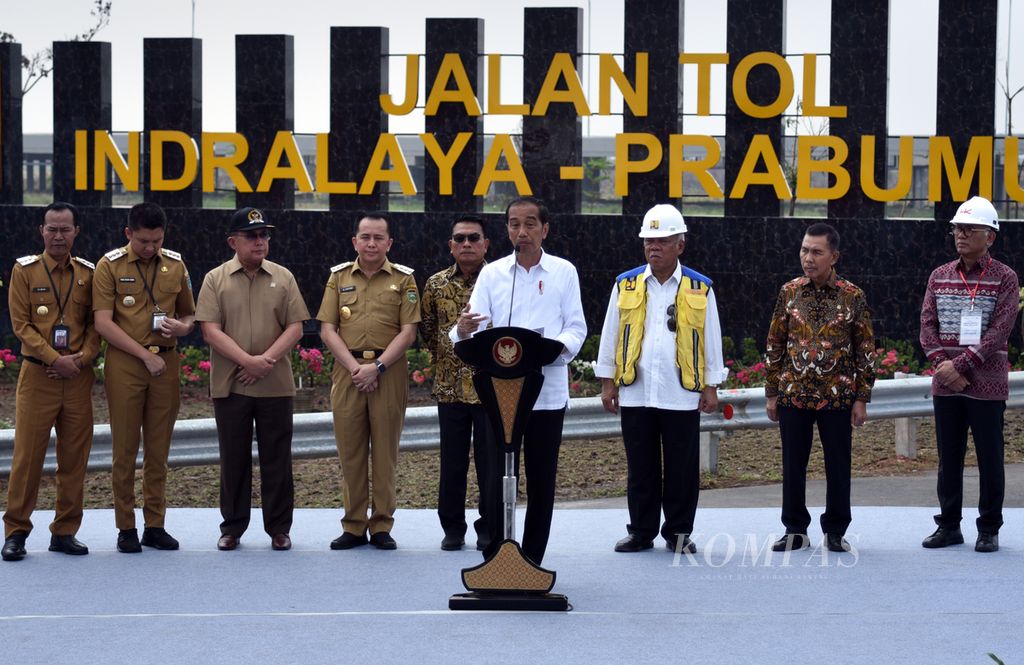 Presiden Joko Widodo menyampaikan pidato sebelum meresmikan Jalan Tol Indralaya-Prabumulih di kawasan Indralaya, Kabupaten Ogan Ilir, Sumatera Selatan, Kamis (26/10/2023). 
