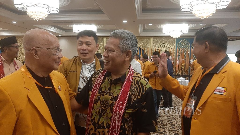 Bupati Kubu Raya periode 2009-2014 dan 2019-2024,Muda Mahendrawan (menggunakan batik), saat menghadiri Rapat Pimpinan Daerah I Partai Hanura di Kota Pontianak, Kalimantan Barat, Kamis (18/7/2024).