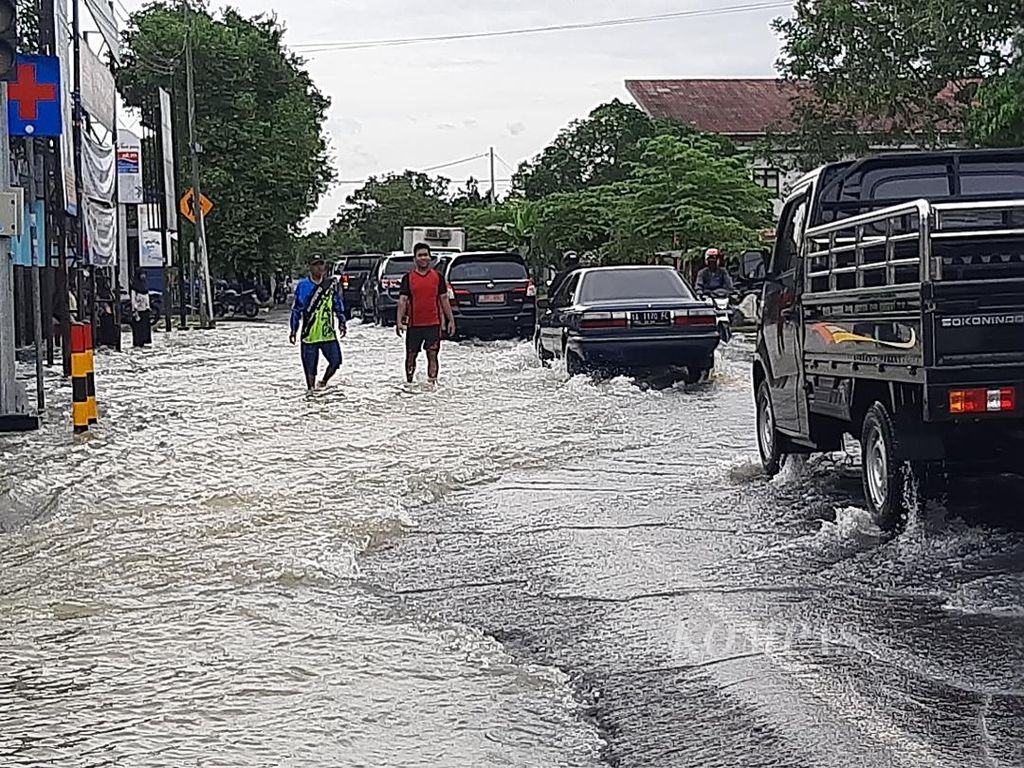 Air tampak menggenang dan mengganggu lalu lintas kendaraan di jalan raya di Kecamatan Butuh, Kabupaten Purworejo, Selasa (15/3/2022).