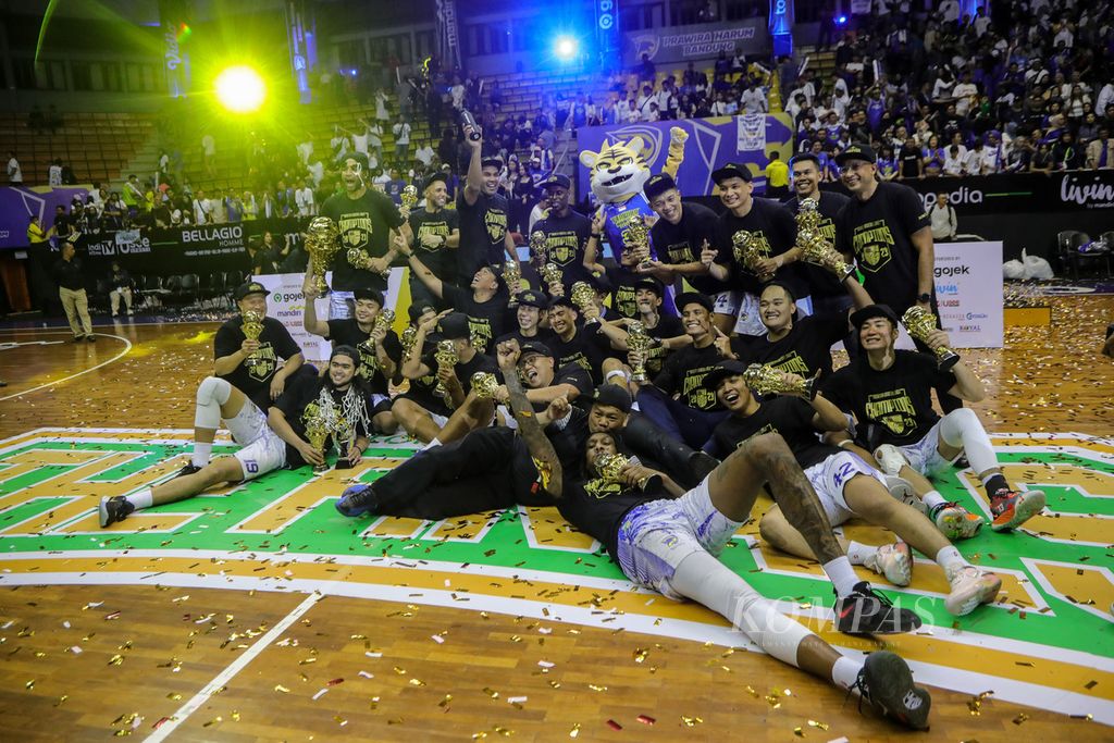 Para pemain dan tim ofisial Prawira Harum Bandung berpose setelah menjadi juara IBL 2023 di Arena C-Tra, Bandung, Sabtu (22/7/2023). Mereka mengakhiri 25 tahun dahaga gelar juara.
