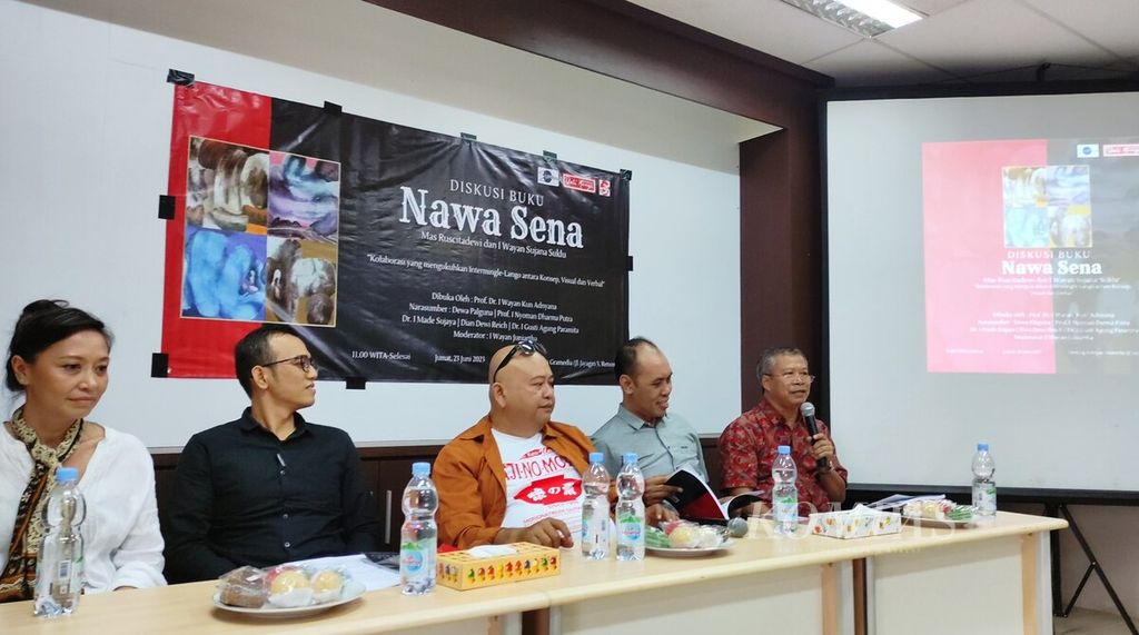 Diskusi membedah buku berjudul <i>Nawa Sena</i> di Kantor Perwakilan <i>Kompas </i>Bali di Denpasar, Jumat (23/6/2023), menghadirkan lima orang sebagai narasumber. Akademisi dan kritikus sastra I Nyoman Darma Putra (kanan) mengulas buku <i>Nawa Sena</i> dalam diskusi. Buku tersebut adalah karya kolaborasi perupa I Wayan Sujana Suklu dan sastrawan Anak Agung Sagung Mas Ruscitadewi, yang diterbitkan Bali Mangsi Foundation.