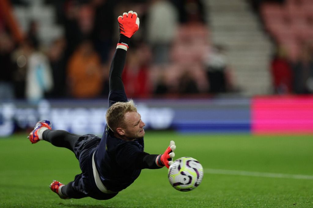 Kiper Southampton, Aaron Ramsdale, berupaya menangkap bola saat melakukan pemanasan menjelang menghadapi Bournemouth dalam ajang Liga Inggris di Stadion Vitality di Bournemouth, Inggris, pada 30 September 2024. 