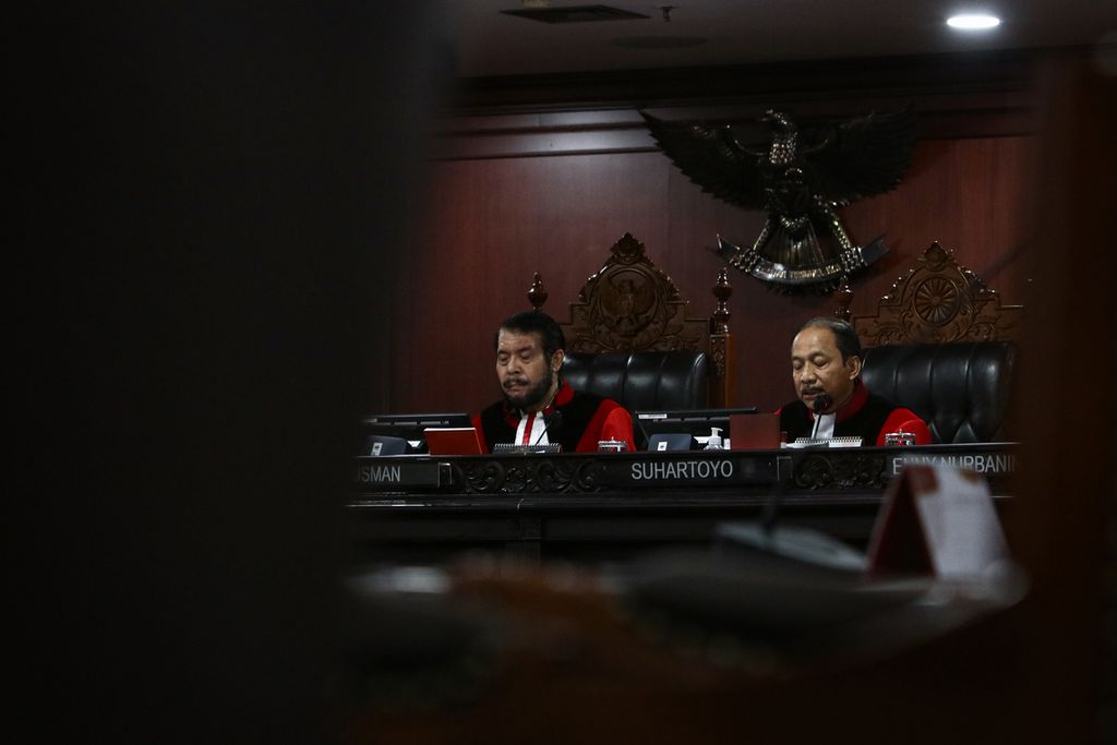 Constitutional Justice Suhartoyo (right) reads the verdict at the Constitutional Court (MK) Building, Jakarta, Wednesday (30/11/2022). The Constitutional Court added that a five-year waiting period is required for former convicts if they wish to run for office as candidates for the legislature.