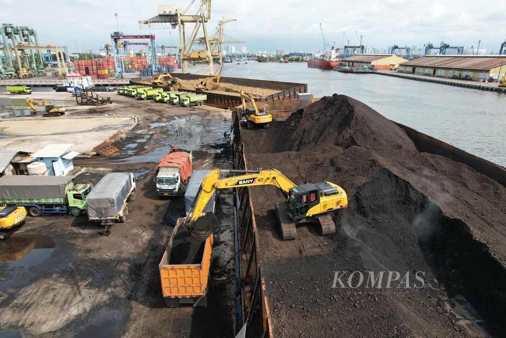 Aktivitas pembongkaran batubara asal Kalimantan yang baru tiba di Pelabuhan Tanjung Priok, Jakarta, Kamis (4/8/2022). Kementerian Energi dan Sumber Daya Mineral menetapkan target produksi batubara nasional sebanyak 663 juta ton di sepanjang tahun 2022. 
