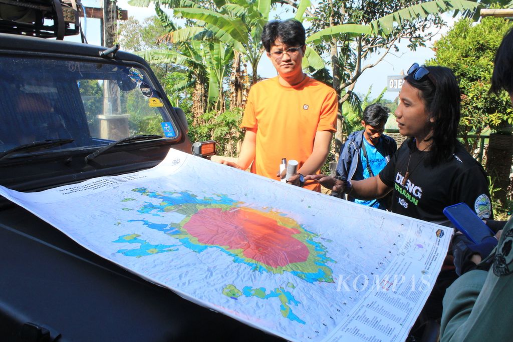 Sejumlah petugas berkoordinasi untuk mencari seorang pendaki yang hilang di Gunung Ciremai, Kuningan, Jawa Barat, Senin (7/8/2023). Pendaki bernama M Dafiar Akbar (15) dinyatakan hilang pada Minggu (6/8/2023) dan ditemukan pada Senin siang.