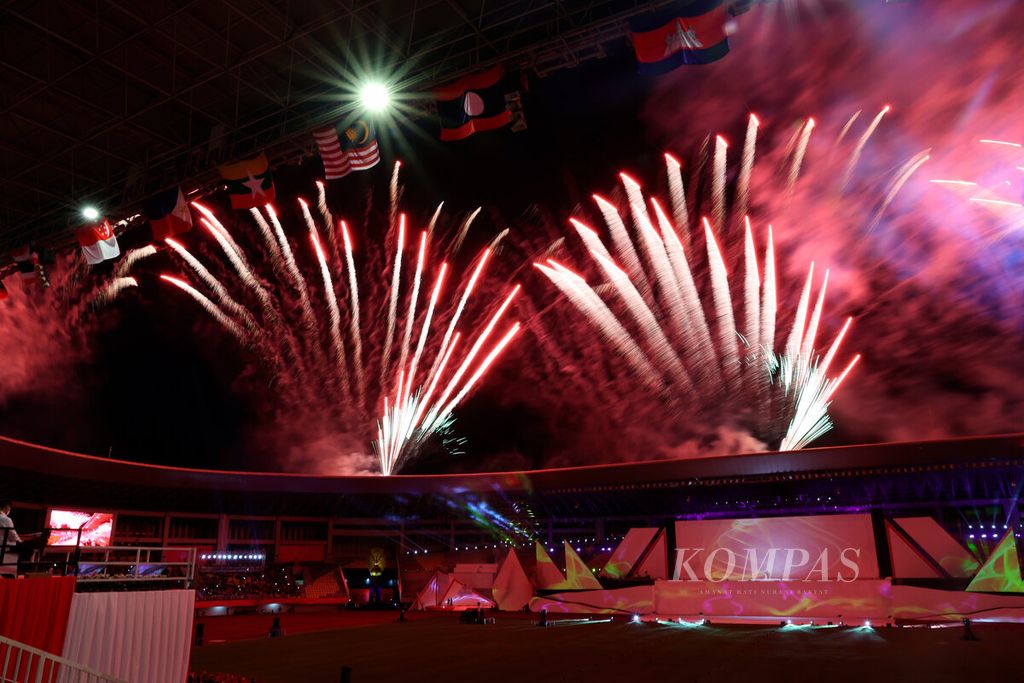 Pertunjukan pesta kembang api di langit Stadion Manahan, Surakarta, menjadi penutup penyelenggaraan ASEAN Para Games 2022, Sabtu (6/8/2022). Indonesia menjadi juara umum dalam ajang olahraga penyandang disabilitas itu. 