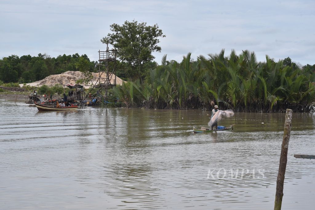 Penambangan timah ilegal tetap berlangsung di sekitar perkampungan nelayan di Pangkal Arang, Kecamatan Pangkal Balam, Kota Pangkal Pinang, Bangka Belitung, Rabu (24/4/2024). 
