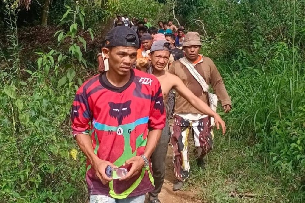 Residents carry the body of Saleh (32), the victim who died after being attacked by a wild elephant in Sada Ate Village, Leuser District, Southeast Aceh Regency, Aceh, Wednesday (22/5/2024).