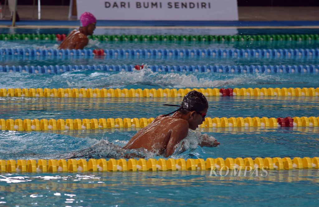 Perenang Jawa Timur Moch Akbar Putra Taufik (depan) saat start lomba nomor 200 meter gaya ganti pada hari kedua Festival Akuatik Indonesia 2023 di Stadion Akuatik Gelora Bung Karno, Senayan, Jakarta, Minggu (11/6/2023). 
