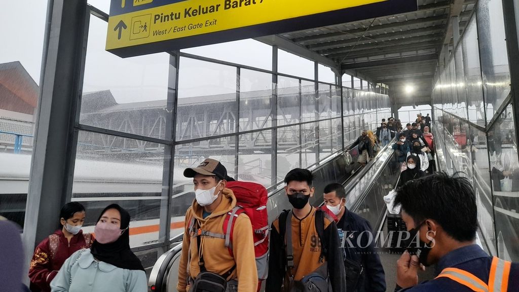 Stasiun Malang yang ramai oleh penumpang pada H-6 Lebaran 2023 sebagaimana terlihat pada Minggu (16/4/2023) sore.