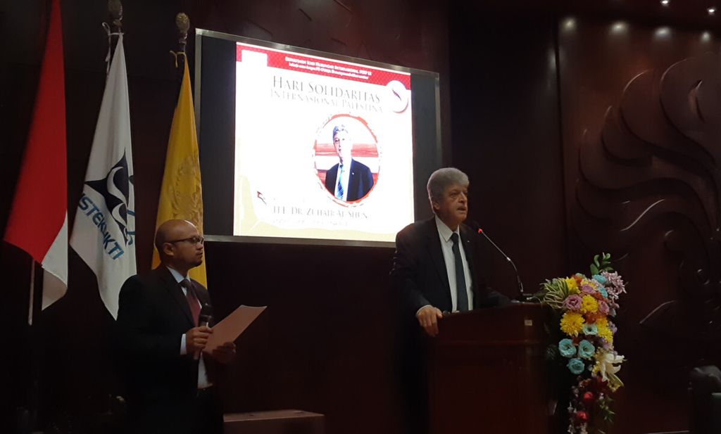 Duta Besar Palestina untuk Indonesia Zuhair al-Shun berbicara dalam diskusi Hari Internasional Solidaritas Palestina yang diselenggarakan Departemen Ilmu Hubungan Internasional Universitas Indonesia, di Depok, Jawa Barat, Kamis (29/11/2018). 