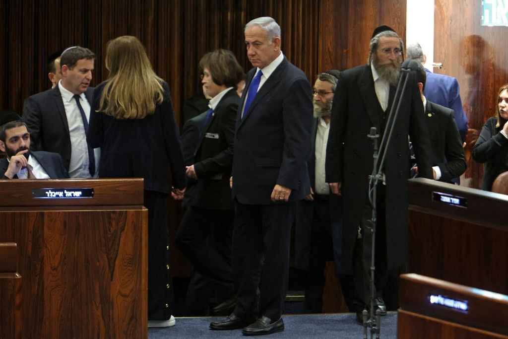 Perdana Menteri Israel Benjamin Netanyahu (tengah) menghadiri sidang parlemen di Knesset, Jerusalem, 20 Maret 2023. 