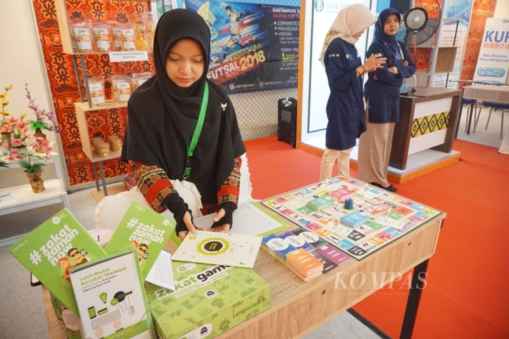 Suasana bazar Festival Ekonomi Syariah Regional Sumatera di Bandar Lampung, Jumat (3/8/2018). Acara yang berlangsung selama 3-5 Agustus 2018 itu diharapkan mampu mendatangkan 6.000 pengunjung dengan nilai transaksi mencapai Rp 2 miliar.