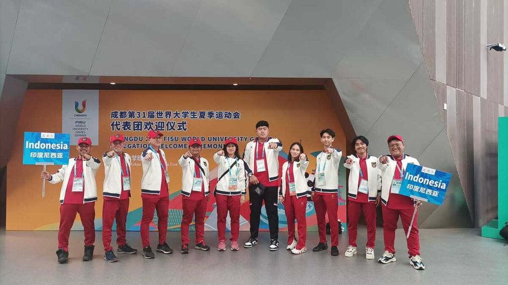 Kontingen Indonesia berfoto sebelum acara penyambutan delegasi, Jumat (28/7/2023), di Wisma Atlet Universiade yang berada di Universitas Chengdu, China.