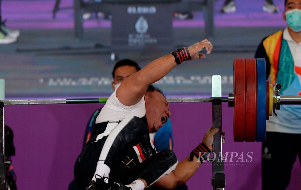 Tambi Sibarani meluapkan emosi kegembiraannya setelah setelah berhasil dalam angkatannya pada kejuaraan angkat berat kelas di atas 80 kilogram pada ajang ASEAN Para Games 2022 di Hotel Paragon, Surakarta, Jawa Tengah, Jumat (5/8/2022). 