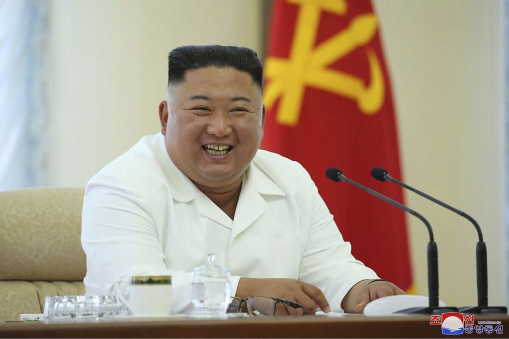  Pemimpin Korea Utara Kim Jong Un menghadiri rapat Politbiro Partai Pekerja di Pyongyang, 7 Juni 2020. 