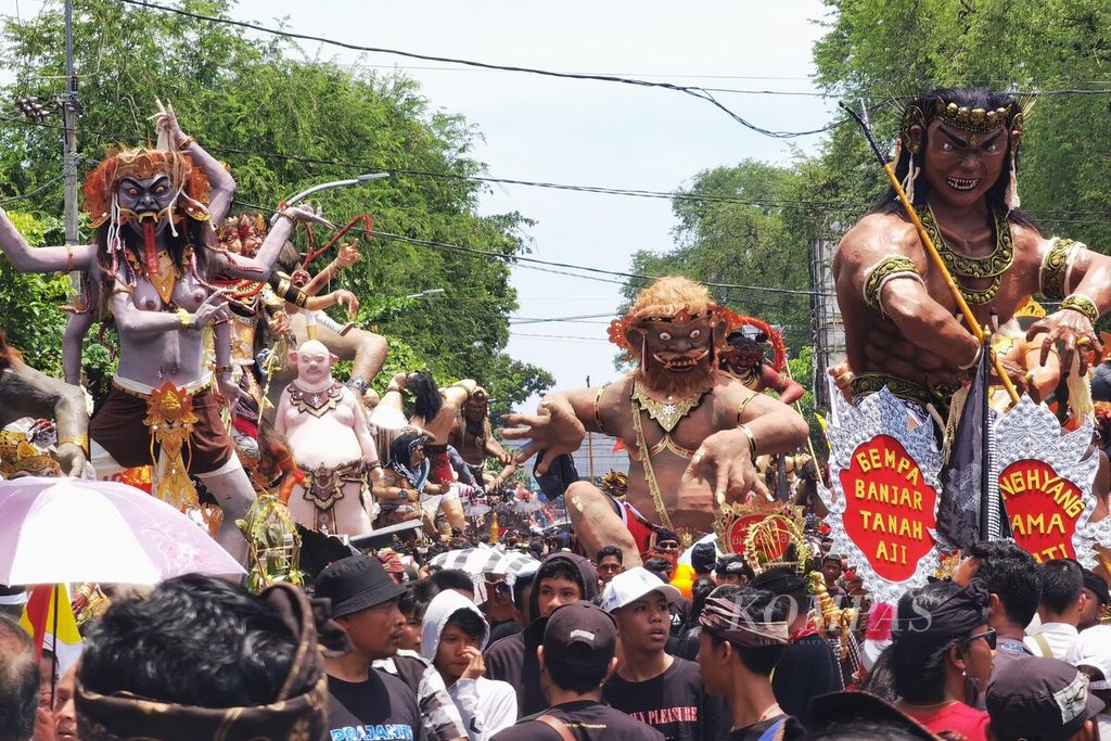 Lebih dari 20.000 orang mengikuti parade ogoh-ogoh dalam rangka hari raya Nyepi Tahun Baru Saka 1945 yang berlangsung di Jalan Pejanggik, Kota Mataram, Nusa Tenggara Barat, Selasa (21/3/2023). Dalam tiga tahun terakhir, parade ogoh-ogoh di Pulau Lombok tidak bisa diselenggarakan karena pandemi Covid-19.