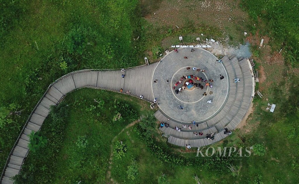 Pengunjung berfoto bersama di Titik Nol Ibu Kota Negara (IKN) Nusantara dilihat dari udara di Kecamatan Sepaku, Kabupaten Penajam Paser Utara, Kalimantan Timur, Kamis (28/7/2022). 