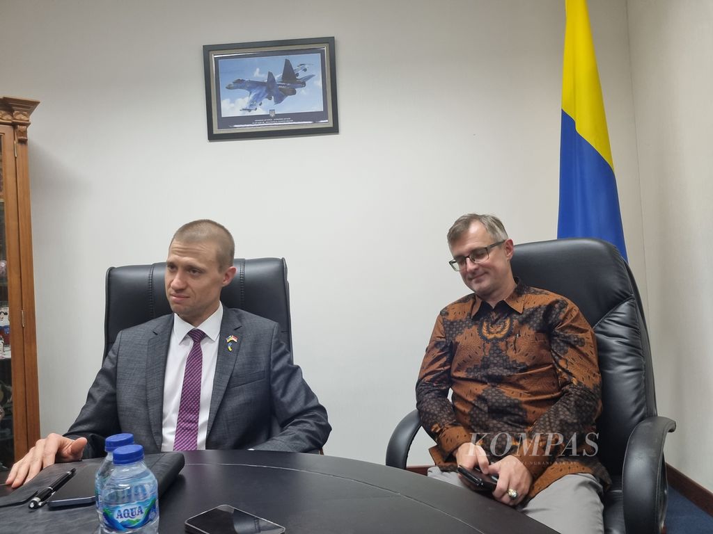 Wakil Menteri Luar Negeri dan Kepala Transformasi Digital Ukraina Anton Demokhin (kiri), didampingi Duta Besar Ukraina untuk Indonesia Vasyl Hamianin, berbicara kepada wartawan di kantor Kedubes Ukraina di Jakarta, Sabtu (21/10/2023). 