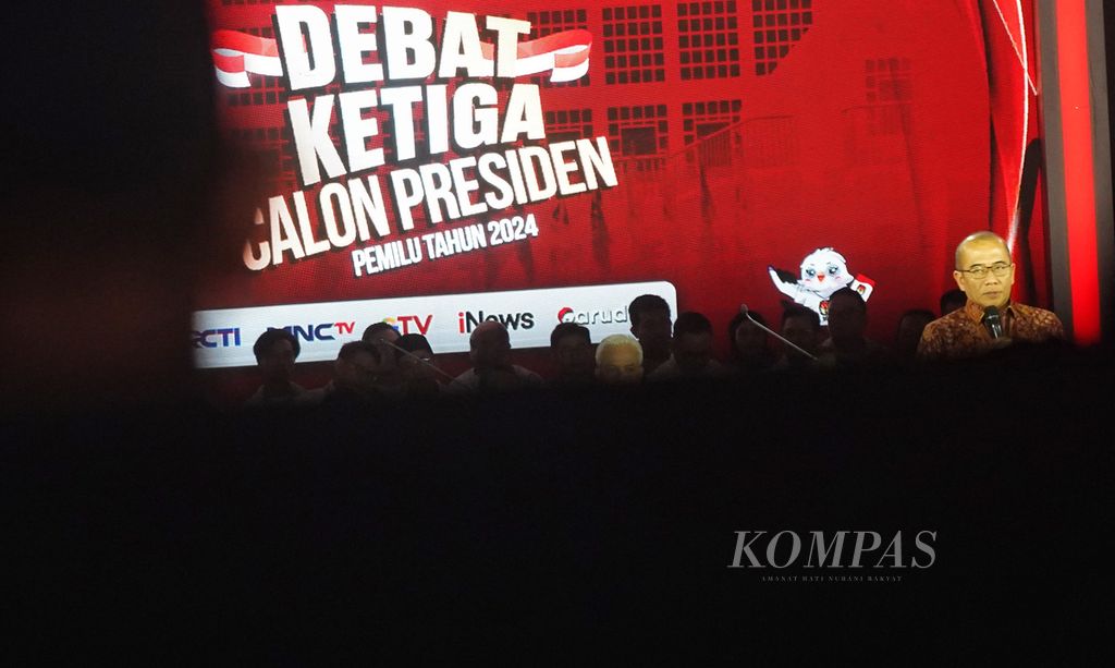 Ketua Komisi Pemilihan Umum Hasyim Asy'ari memberi sambutan saat membuka Debat Calon Presiden Pemilu 2024 Putaran Ketiga di Istora Senayan, Kompleks Gelora Bung Karno, Jakarta, Minggu (7/1/2024). 